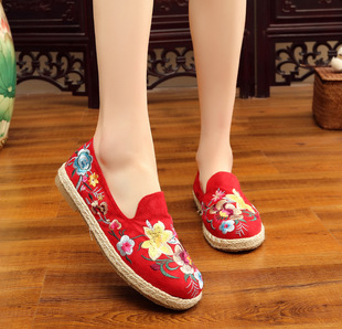 老北京布鞋布鞋女绣花鞋平底软底靓妈休闲韩版刺绣单复古
