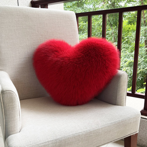 大红色心形抱枕仿狐狸毛