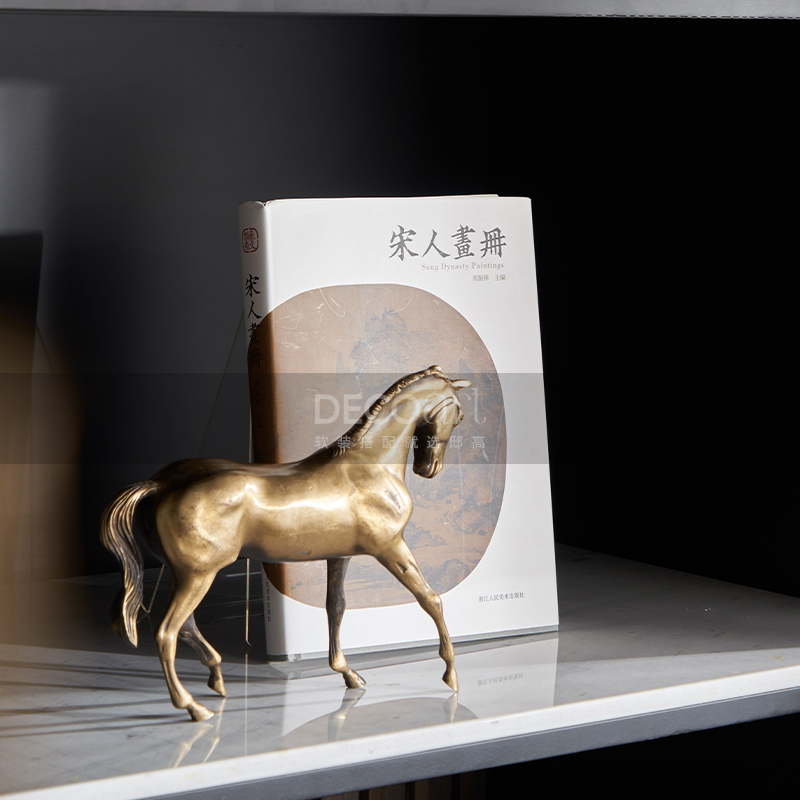 邸高总经理办公桌背景展示柜摆件