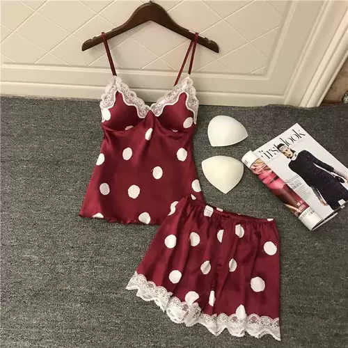 В женской ночной одежде.