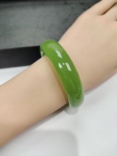 仿碧玉绿色润透乳化玻璃手镯会弹起的玻璃手镯外蒙料防弹手镯抗摔