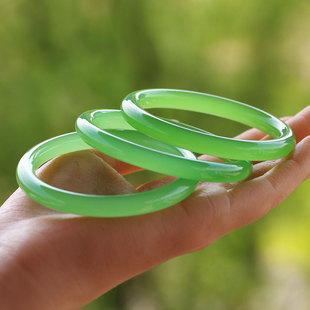 仿碧玉绿色圆条乳化玻璃手镯会弹起的玻璃手镯外蒙料防弹手镯抗摔