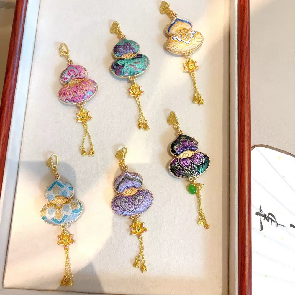 【成品】葫芦纯手工非遗宋锦新中式复古压襟挂件旗袍汉服配饰装饰,服饰配件/皮带/帽子/围巾,汉服服配,淘宝优惠券,粉丝福利购,淘宝优惠卷