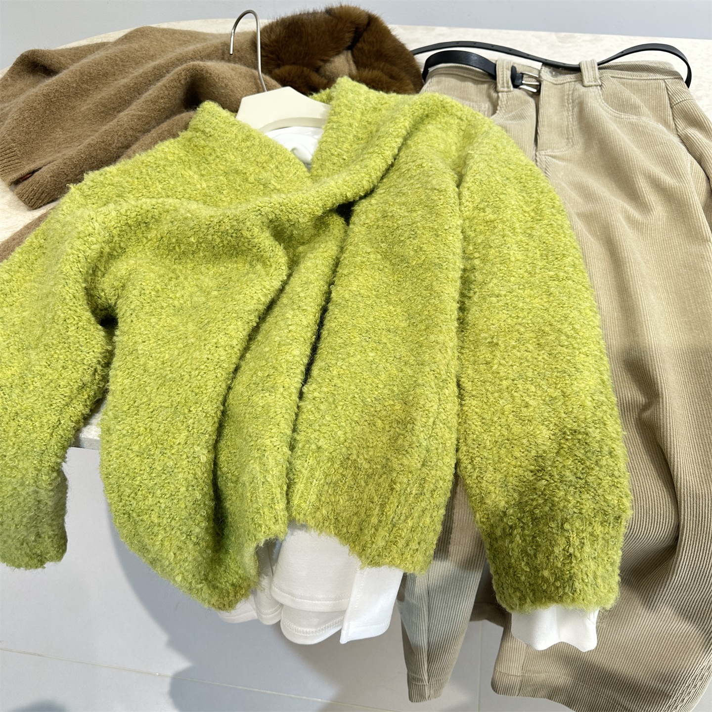 圈圈纱含羊毛软糯厚实小V领毛衣显白绿色宽松慵懒亲肤套头针织衫