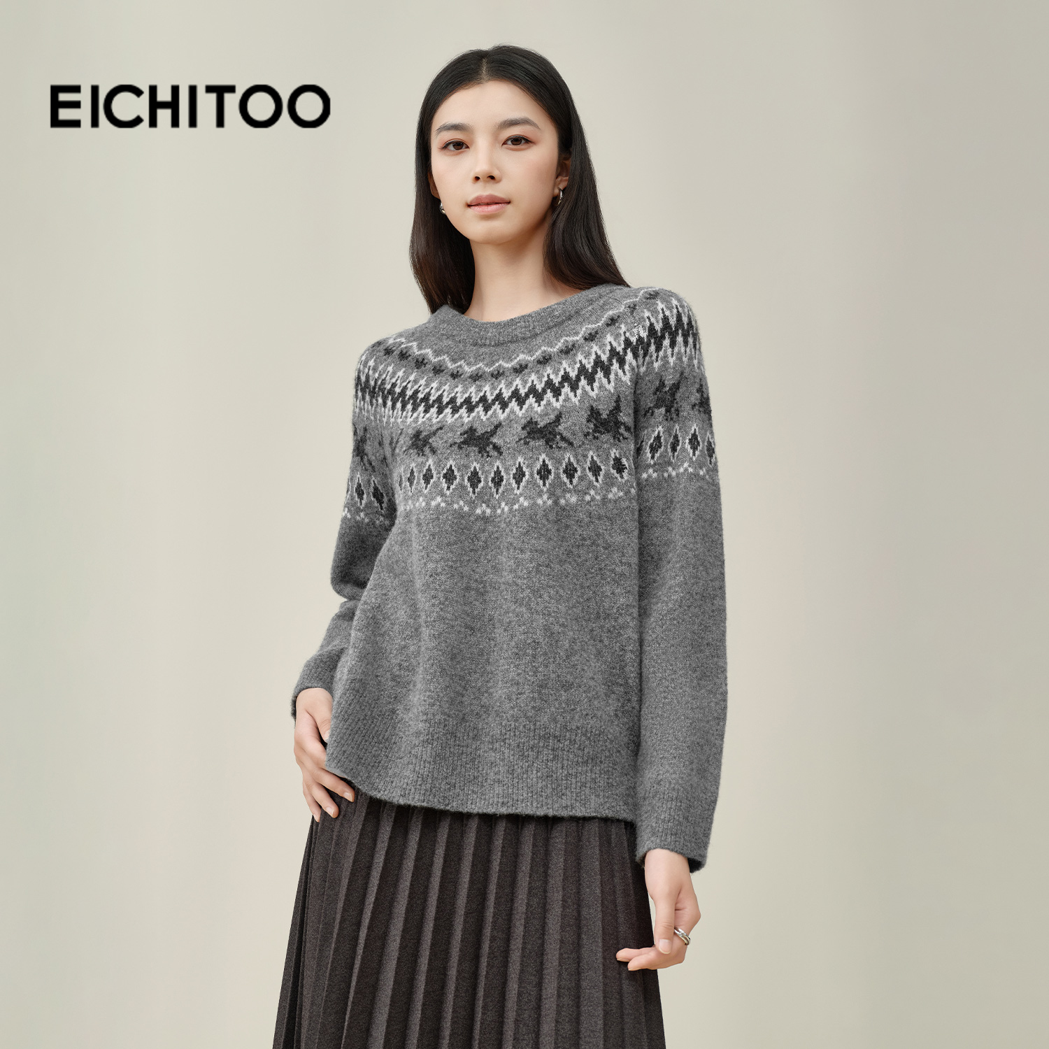 灰色宽松针织衫采用柔软材质混纺纱线