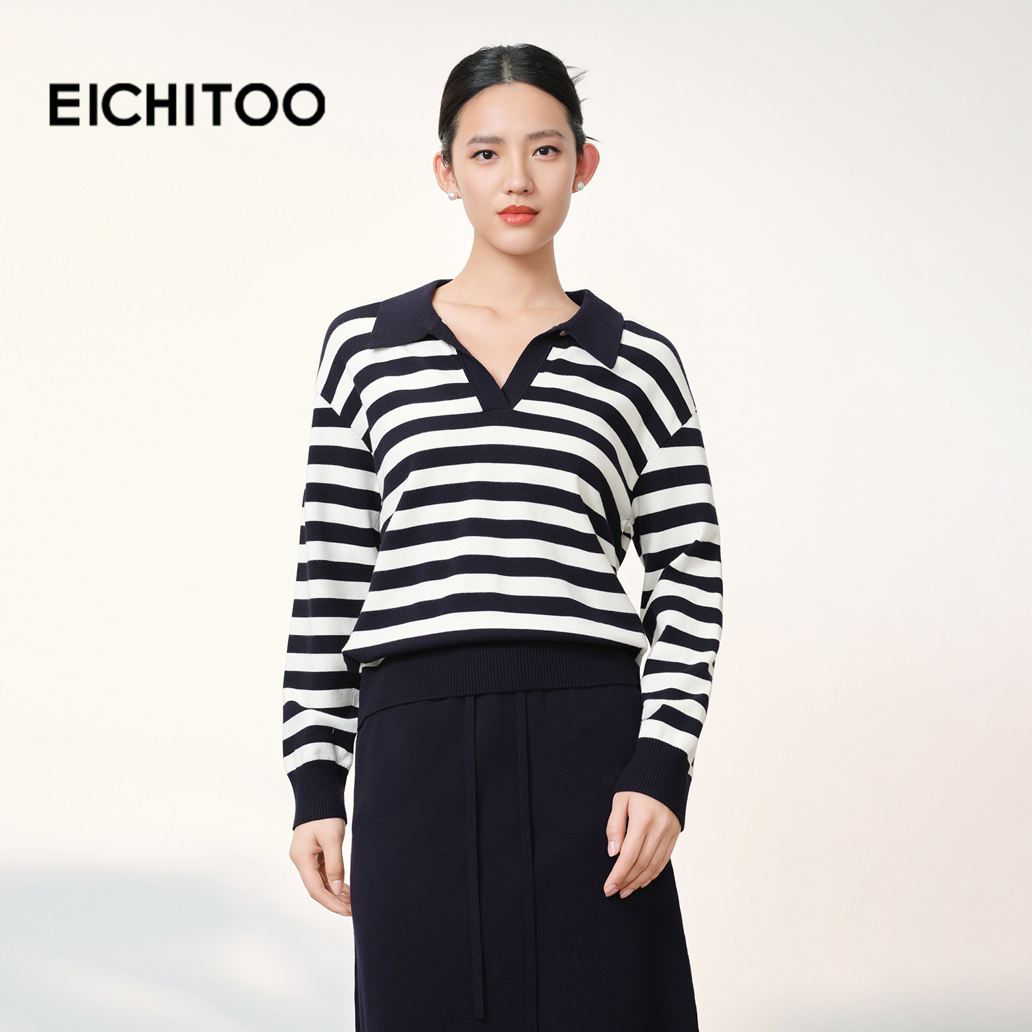 爱居兔法式V领藏青条纹针织衫女2026春季新款时尚显瘦通勤毛衣