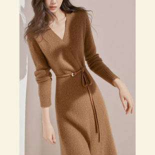 美拉德穿搭气质女神范高级感卡其色收腰配大衣内搭针织连衣裙冬季