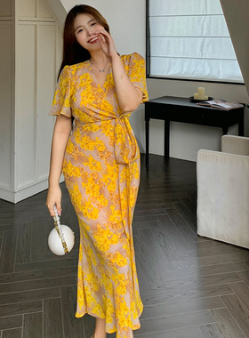 大码连衣裙黄色战袍印象沙滩长裙200斤V领鱼尾裙级感显瘦法式包臀