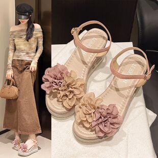 花朵凉鞋女增高一字带坡跟厚底高跟2026夏季新款草编小个子仙女风