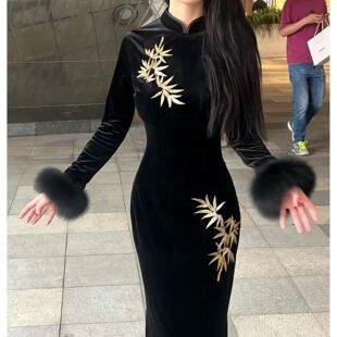 画报夫人黑色丝绒旗袍秋冬款新中式改良版毛毛袖刺绣金竹包臀长裙