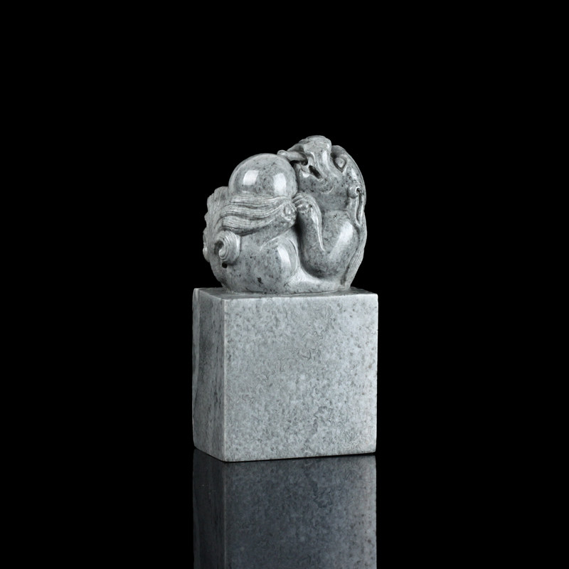 孤品2024007:手工精雕寿山石鸡母窝狮钮扁章-2.1*3.2*6.5cm