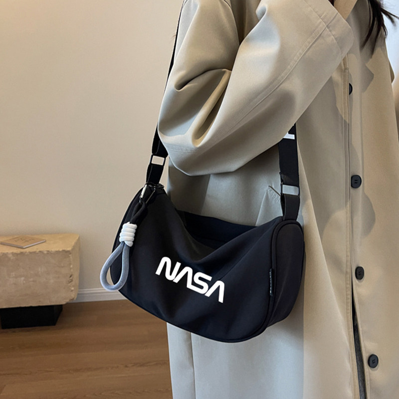 NASA联名潮牌月亮饺子包2026春夏新款百搭大容量包包简约斜挎包女