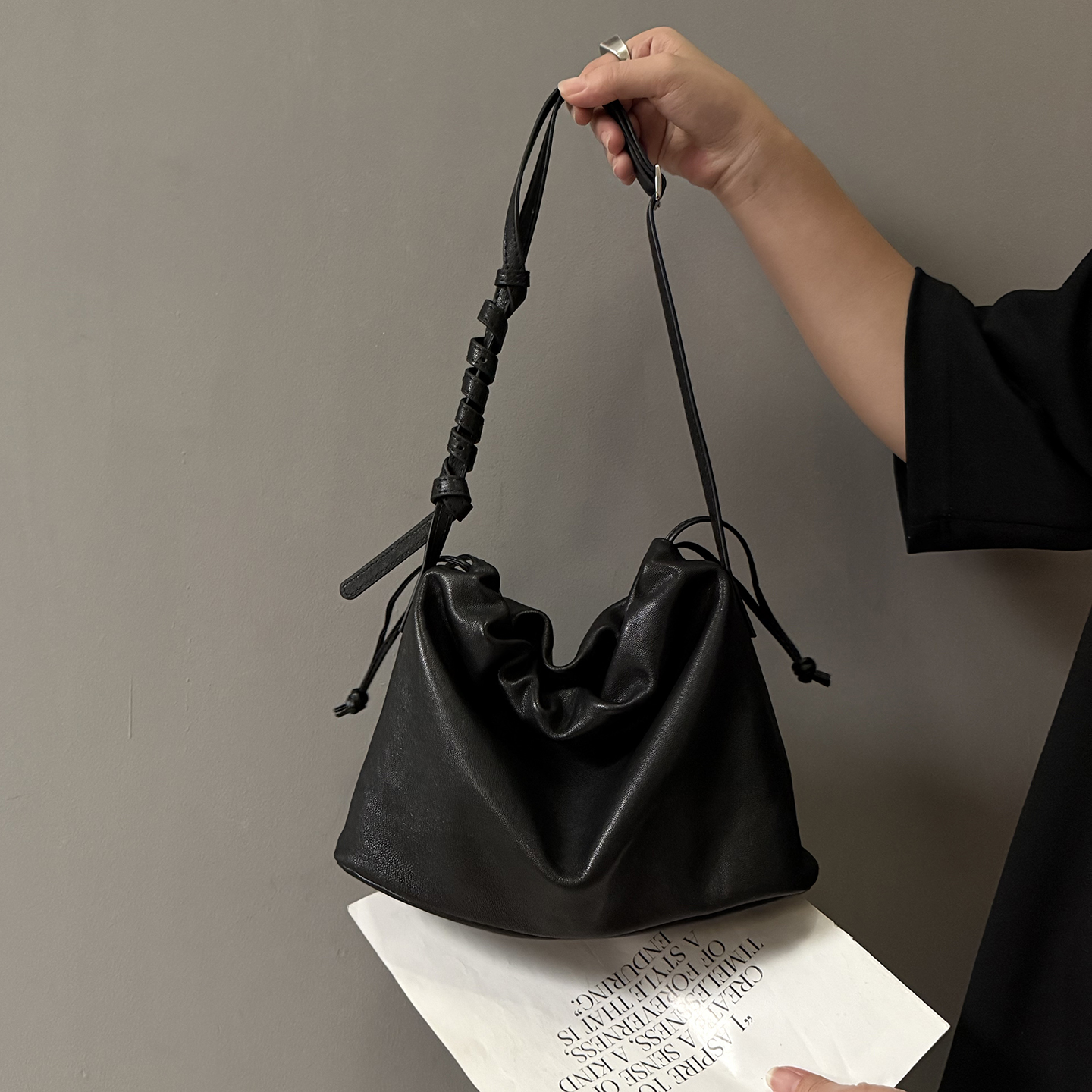 植鞣羊皮褶皱包抽绳云朵包