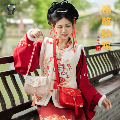 马年新中式国风货郎包包古风汉服配饰包包翻盖斜跨布包毛毡马甲