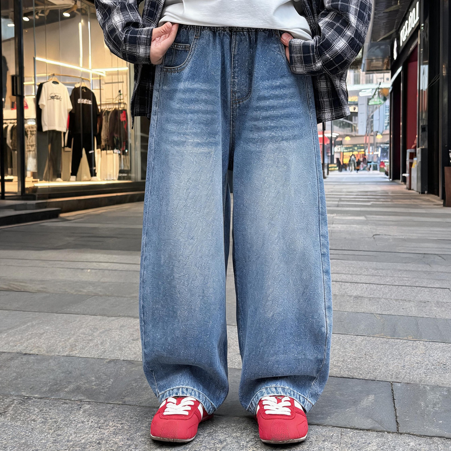 依依妈男童复古弯刀裤2026秋新款宝宝砂洗棉牛仔裤儿童裤子童装图片