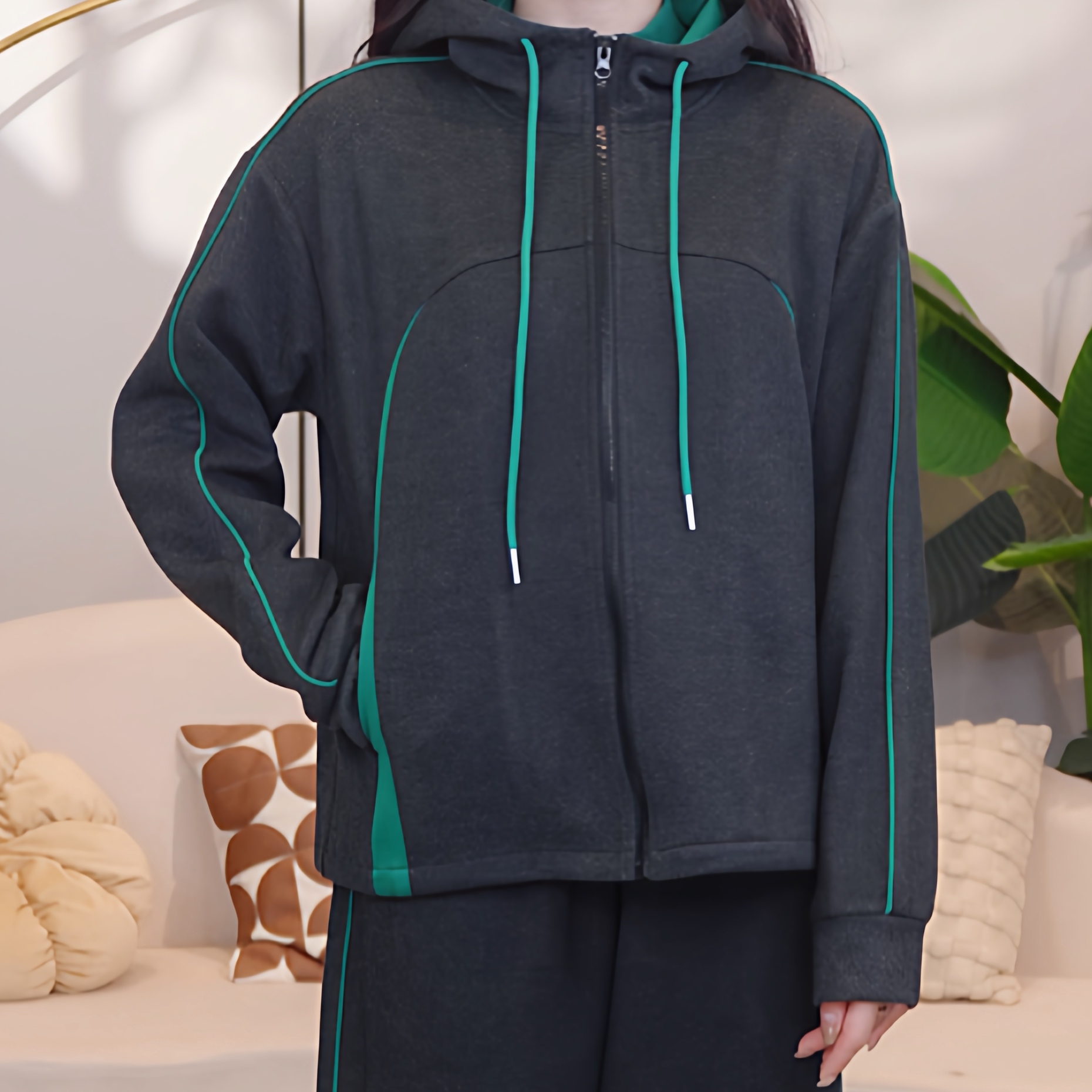 香港UGKG 中老年妈妈秋装新款休闲夹克女春秋运动服开衫连帽外套