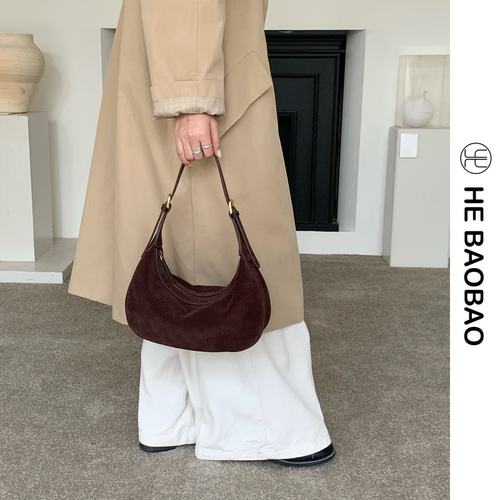 HE BAOBAO×HEJMASI 秋2026新品弯月女包磨砂牛皮单肩麂皮月牙包