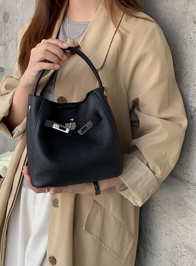 HE BAOBAO新品头层牛皮水桶女包2026新款真皮单肩斜挎手提凯莉包