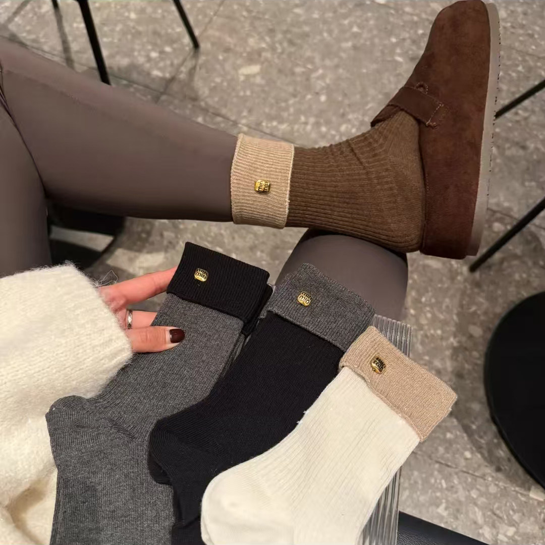 好看百搭金属标重工轻奢高级感慵懒风时尚双针中筒堆堆纯棉袜秋冬