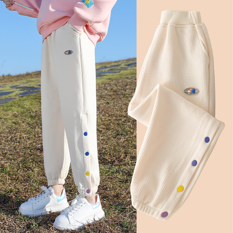 秋季休闲风女童松紧腰长裤2026春装宽松彩色纽扣装饰米白色运动裤