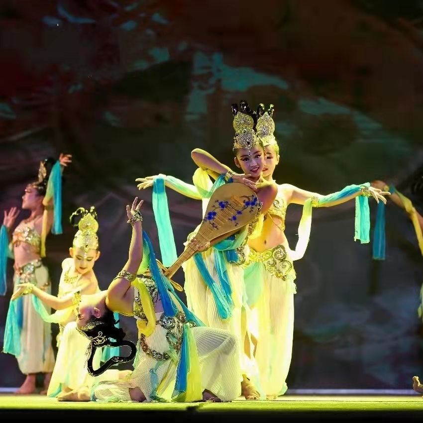 少儿民族反弹琵琶演出服雅韵倾城