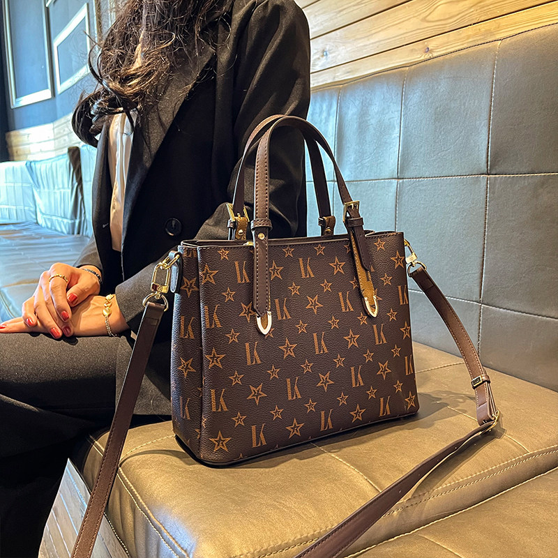 LK品牌包包女款高级感时尚大容量托特包多分层通勤手提单肩斜挎包