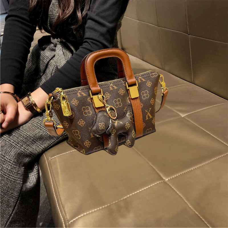 品牌包包女款轻奢小众高级感超火不撞款真皮饺子包手提单肩斜挎包