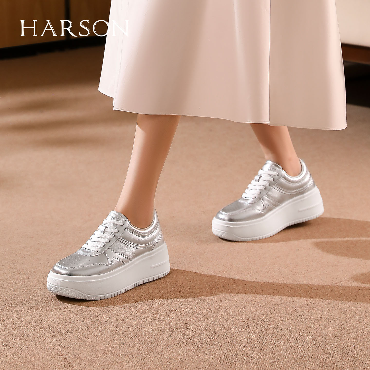 哈森/HARSON【悦动活力】25秋新款银色亮面厚底休闲板鞋小白
