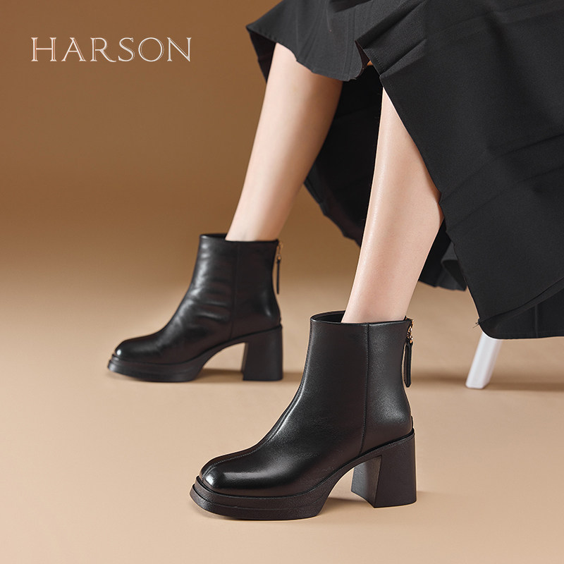 哈森时尚气质真皮时装靴子女2025秋冬新款百搭加绒粗高跟短筒女靴
