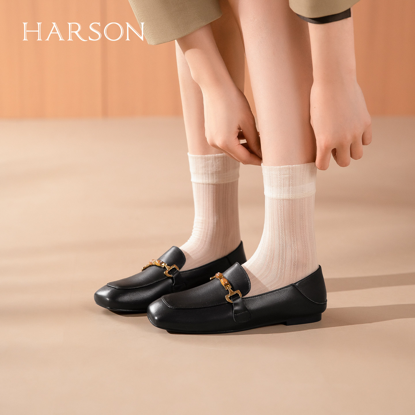 哈森时尚真皮乐福鞋精致金属链豆豆鞋浅口单鞋2026新款HWS26