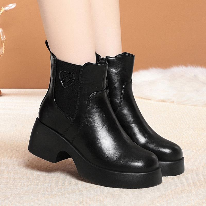 欧洲站一件冬季新款软皮短靴大码中老年舒适软底妈妈棉鞋加绒棉靴