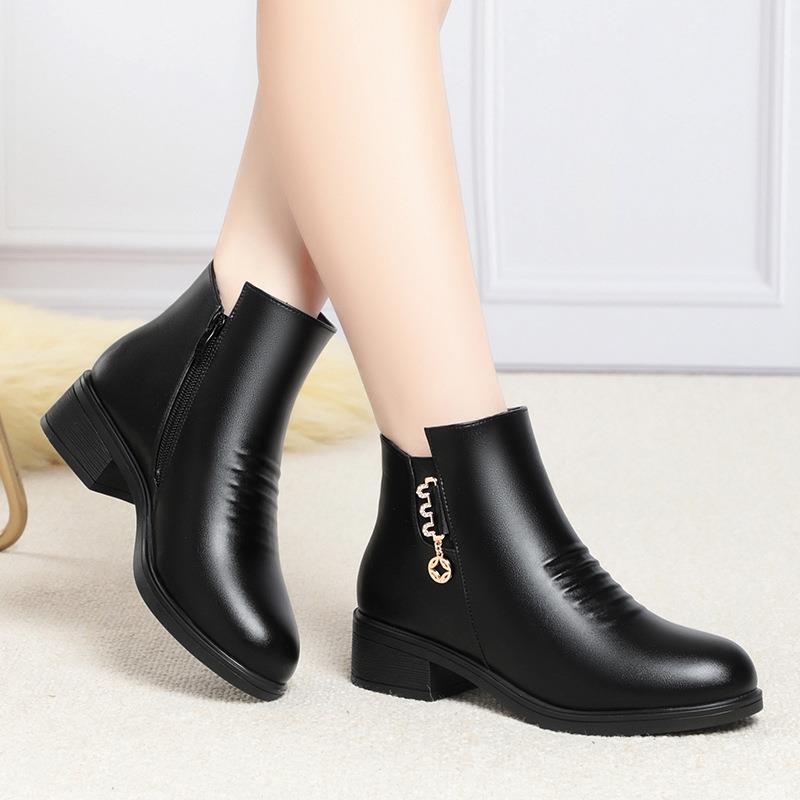 欧洲站妈妈鞋子秋冬季女鞋新款软皮粗跟短靴保暖舒适棉鞋中老年加