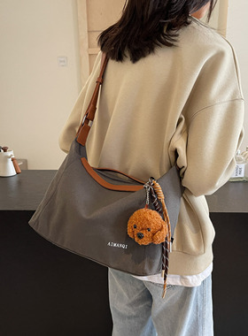 休闲大容量帆布包包女2026新款时尚简约手提通勤包单肩斜挎枕头包