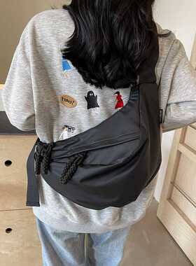 新款潮牌胸包斜挎包时尚男女户外旅行骑行百搭轻便运动风饺子背包