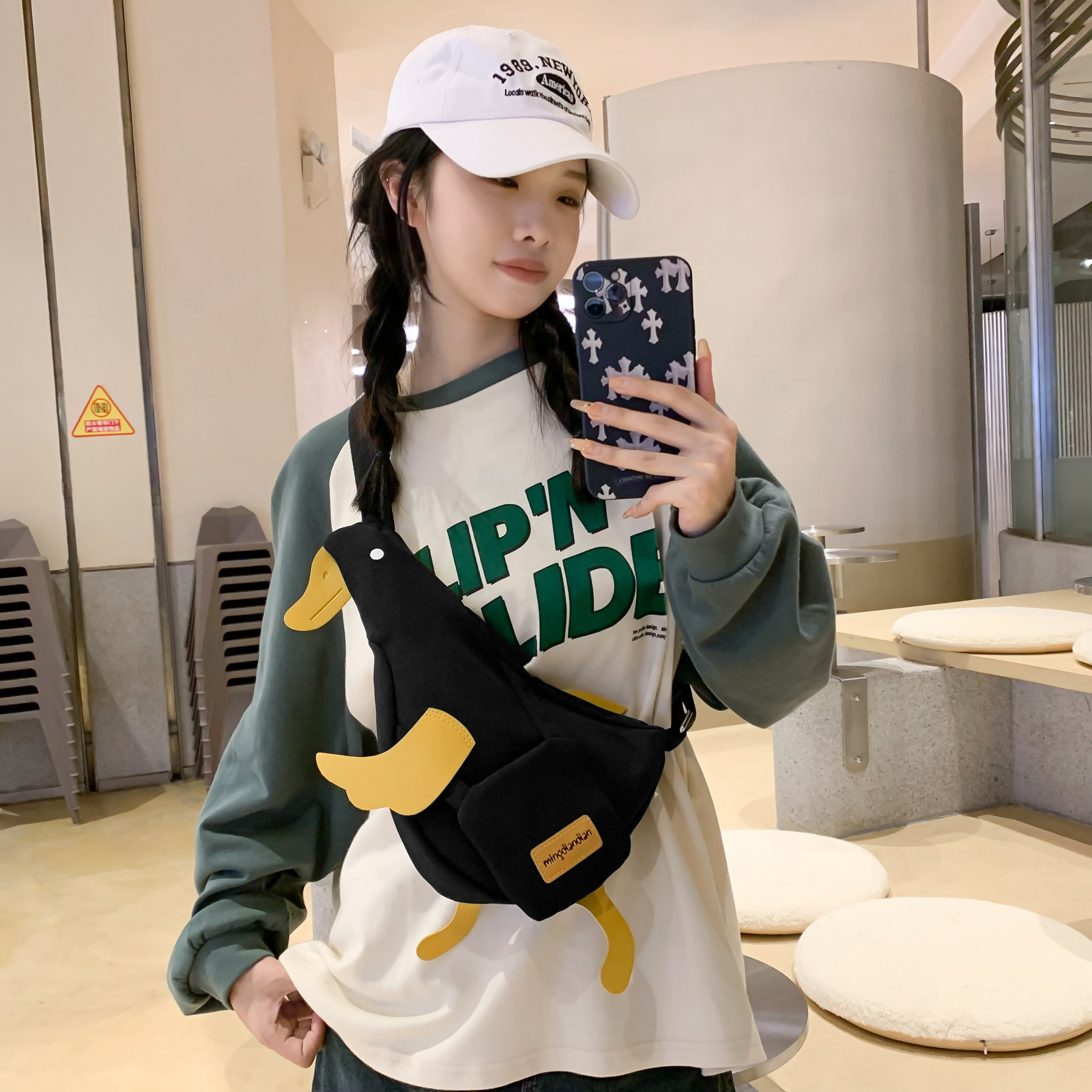 稀奇古怪小包包2026新款可爱鸭子手机胸包女斜挎背包
