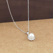 艳艳合金太阳花仿珍珠项链