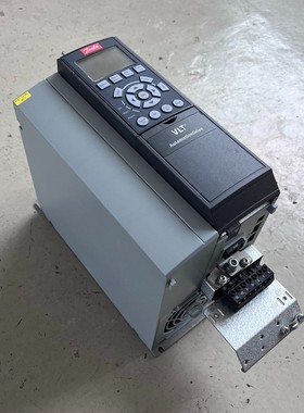 1x Danfoss AutomationDrive VLT 131B0052 FC-302P7K5T5E20H1BGX