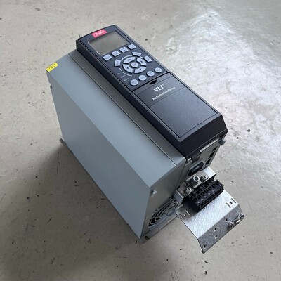 1x Danfoss AutomationDrive VLT 131B0052 FC-302P7K5T5E20H1BGX