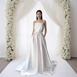 缎面婚纱2026新款新娘修身简约显瘦轻奢小众拖尾订婚礼服裙秋冬