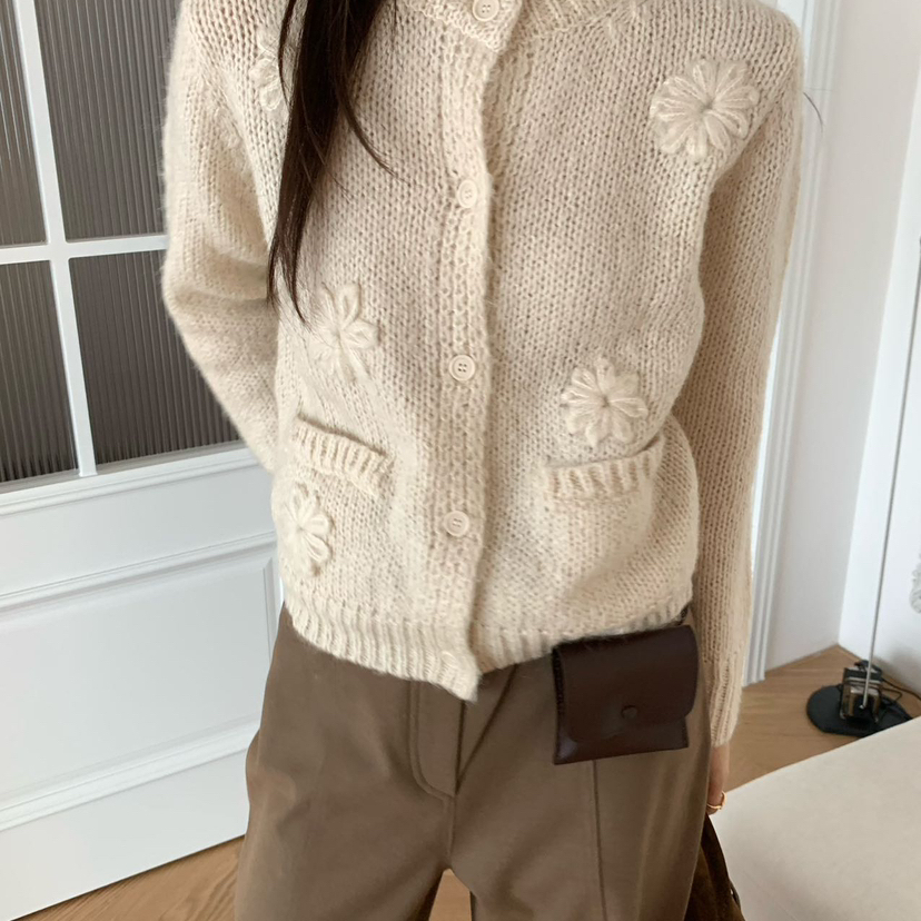 WAIT MORE冬上新温柔风圆领立体花朵排扣保暖毛衣