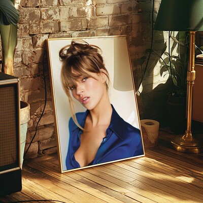 名模服装店法式美女模特慵懒人像装饰画冷色调卧室挂画