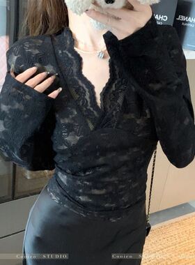 MR【广州面料】性感御姐V领紫色蕾丝T恤女设计感镂空修身内搭上衣