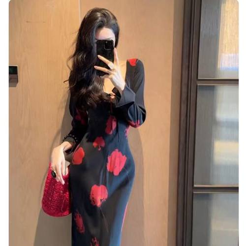 黑色V领印花长袖连衣裙女2025秋冬新款气质收腰显瘦度假长裙子女