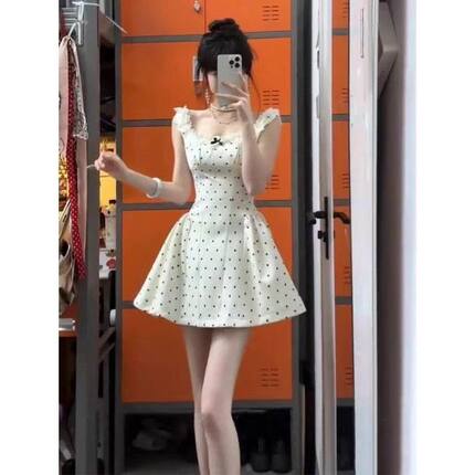 修身纯欲辣妹白色波点吊带连衣裙子女夏季收腰设计感小众蓬蓬短裙