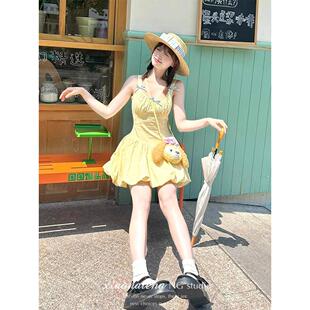 多巴胺黄色吊带连衣裙女甜美小个子度假风波点花苞裙收腰蓬蓬裙夏