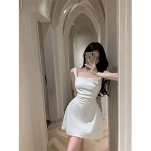 小众气质收腰显瘦修身黑色吊带连衣裙女夏季新款法式小个子短裙子