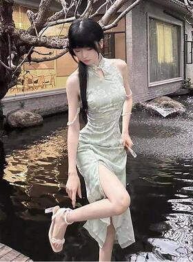 新中式国风清冷感绿色改良旗袍性感风情万种绝美挂脖连衣裙女夏季