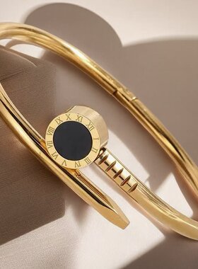 钛钢手镯女生高级感罗马数字不锈钢手镯复古个性小众欧美钉子手镯