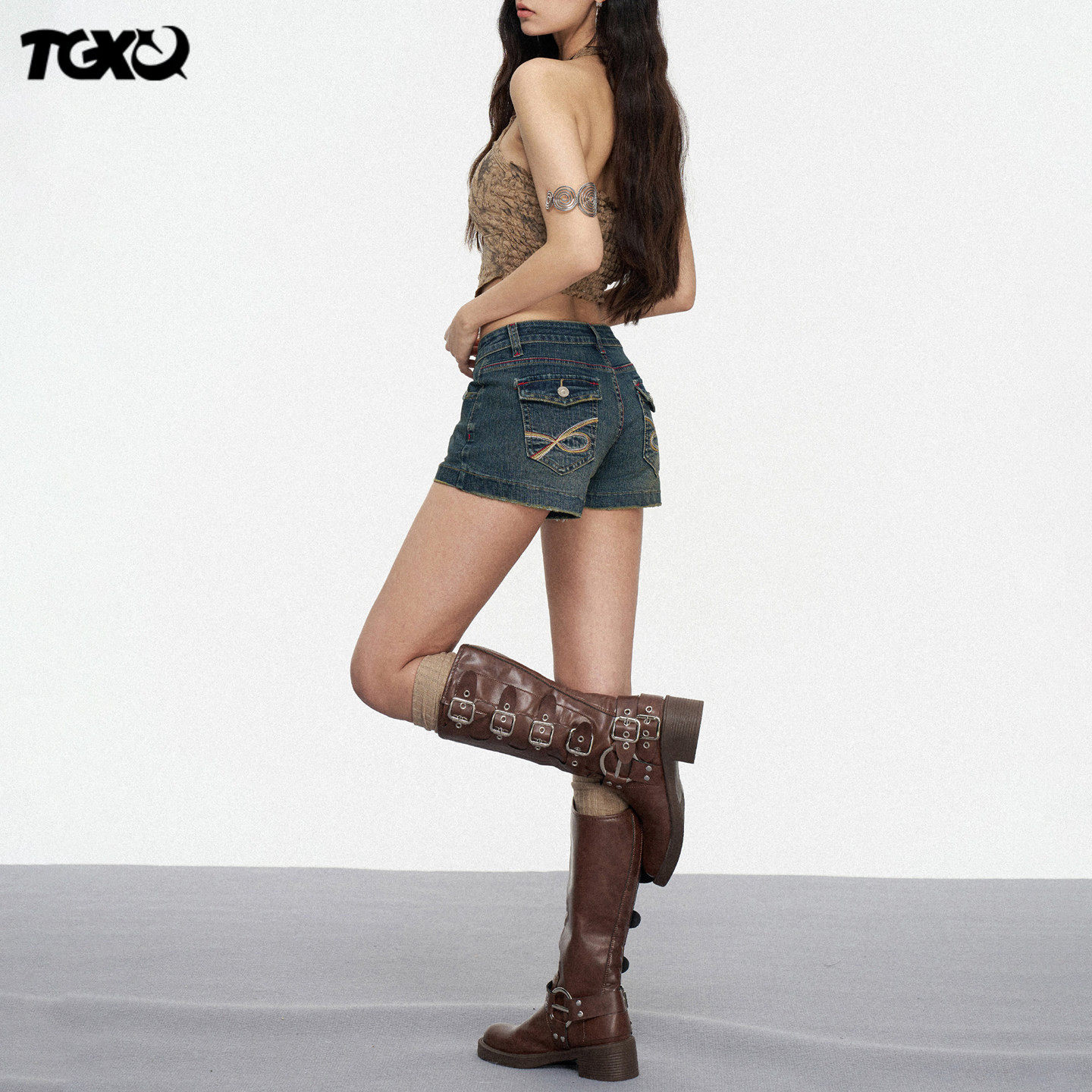 TGXQ美式牛仔短裤女款2026新款复古低腰辣妹弹力竹节刺绣包臀裤子