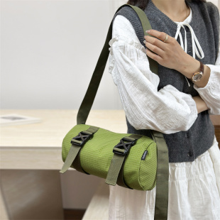 2026新款 日系格纹圆筒包女绿色枕头包休闲百搭单肩斜挎包